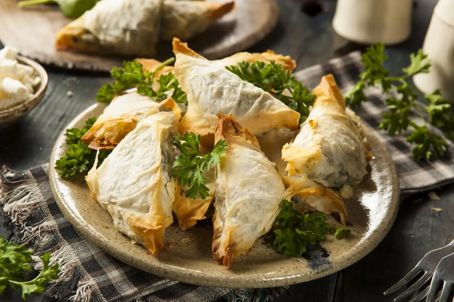 Hausgemachtes griechisches Spanakopita-Gebäck